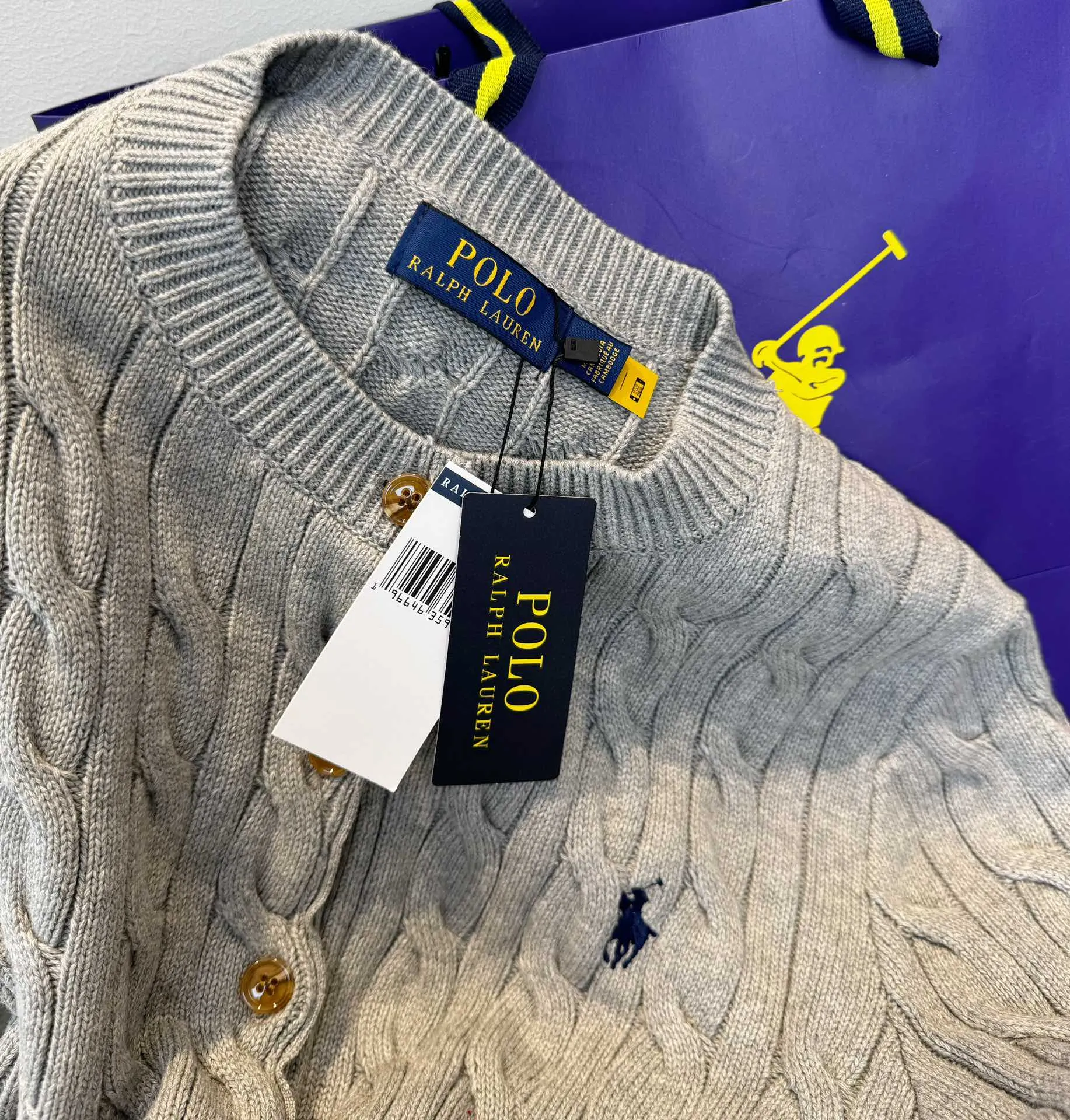🅿️240 Style number: L05 (grey) Ralph Lauren RL classic war horse logo embroidery on the chest cable pattern twist button round neck long sleeves buttoned knitted sweater cardigan jacket Color: SIZE: XS S M L Size reference # Length Bust Shoulder width 64 52 45 I will always love sweet girls. The soft and glutinous🧶🫶 style is a very classic cable sweater. It has an American retro college style. It feels very comfortable. It is a must-have item for spring, autumn and winter wardrobes. It also looks good when layered as an inner layer in cold weather. High-density LOGO embroidery on the chest, and original customization of tag accessories. Made of pure cotton yarn 🧶 blended with wool, pure cotton is skin-friendly and comfortable, small label war horse embroidered twist turtleneck sweater 🐎 high quality. Follow the blogger to learn how to wear it! Let’s get a Ralph Lauren cable sweater. It’s a super hard-to-find series after it became popular. It’s hard to find one on the official website. It’s simple and practical to wear, with a lazy and loose feel. The thickened fabric has a more texture, soft and delicate feel, and a loose fit. Whether worn alone or layered, you can wear different styles of fashion with just one piece. ⚠️Contains wool products🦙 Pay attention to the washing method to avoid shrinkage